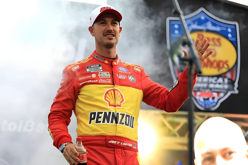 Joey Logano vence a noite em bristol e alcança 40 vitórias na NASCAR