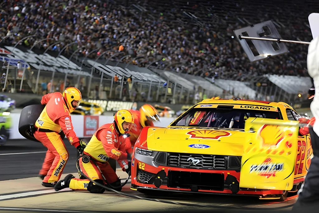 Joey Logano surpreende em Bristol e Kyle Larson lidera campeonato