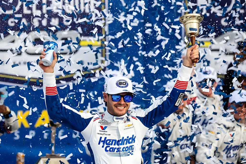 Kyle Larson domina e vence a NASCAR hollywood casino 400 no kansas