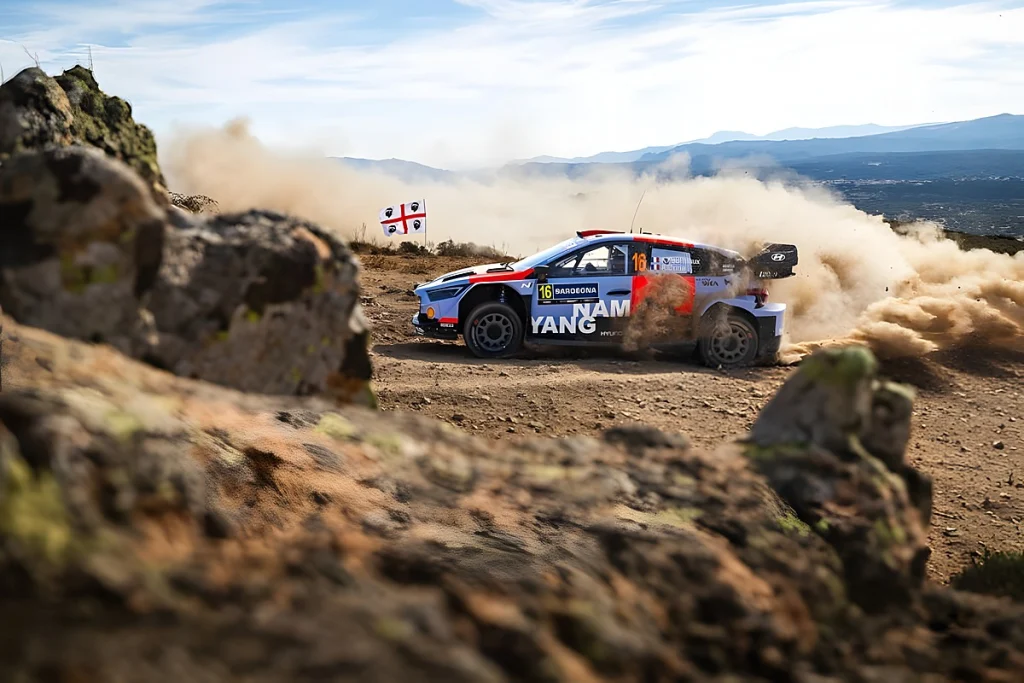 Adrien Fourmaux lidera um dos dias mais difíceis para a Hyundai no WRC sardenha