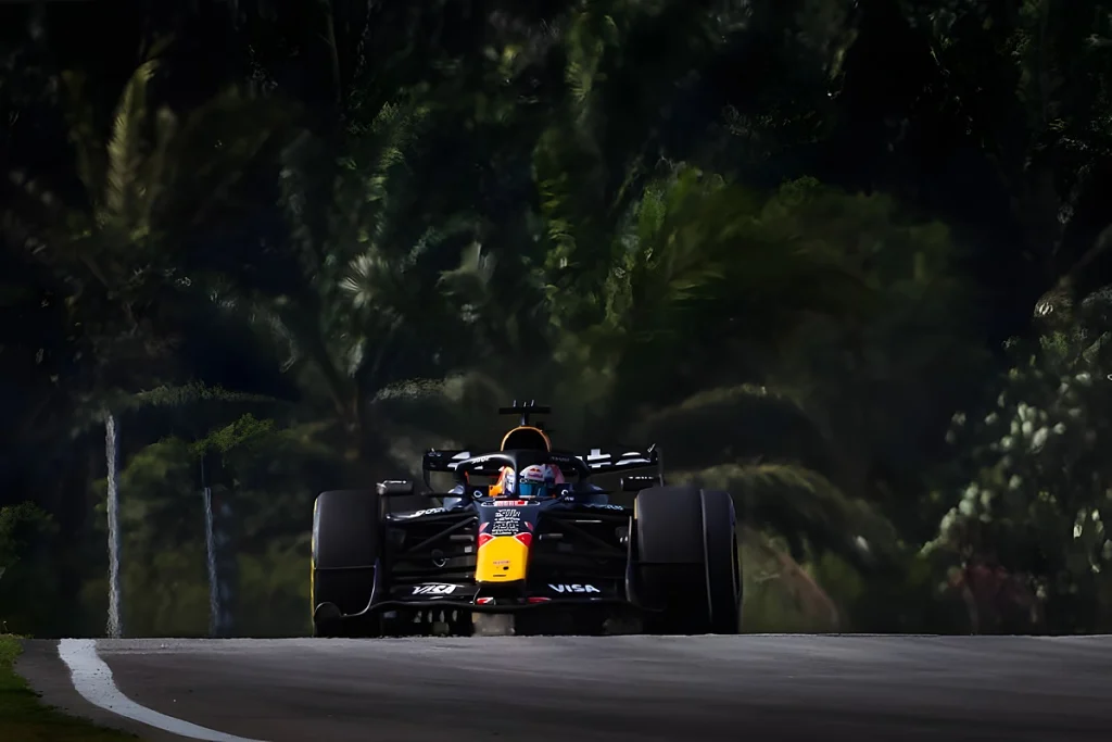 Seis pilotos eliminados na Q2 em Kuala Lumpur e dez apontam à pole com Max Verstappen na liderança