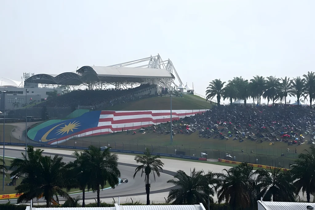 Milhares de fãs ficaram retidos em sepang após sessões de treino da F1