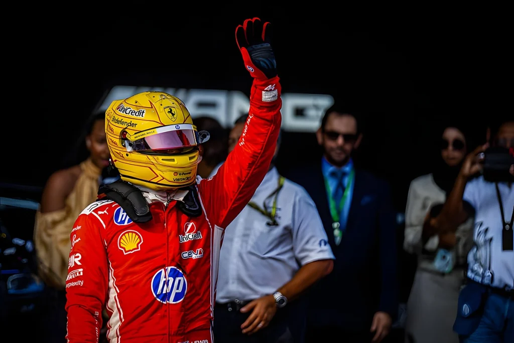 Lewis Hamilton destaca défice de 0,4s da Ferrari após surpresa na primeira fila