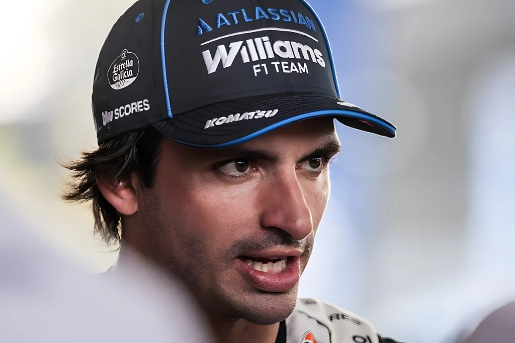 Carlos Sainz exige revisão profunda à Fórmula 1 após caos em sepang
