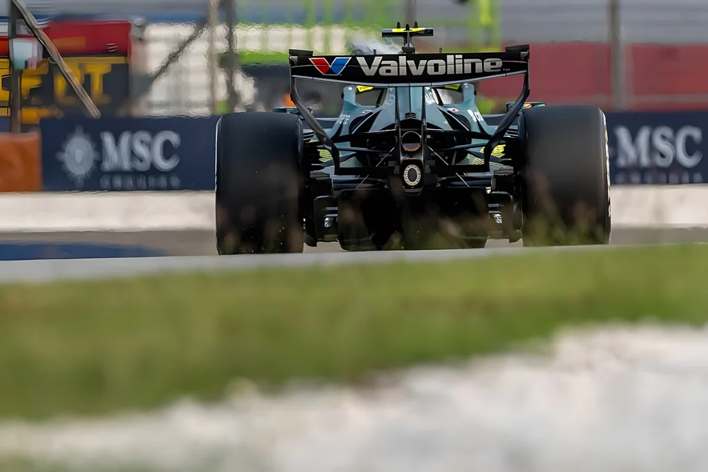 Aston Martin respira após dobrar pontos com Alonso no bahrein
