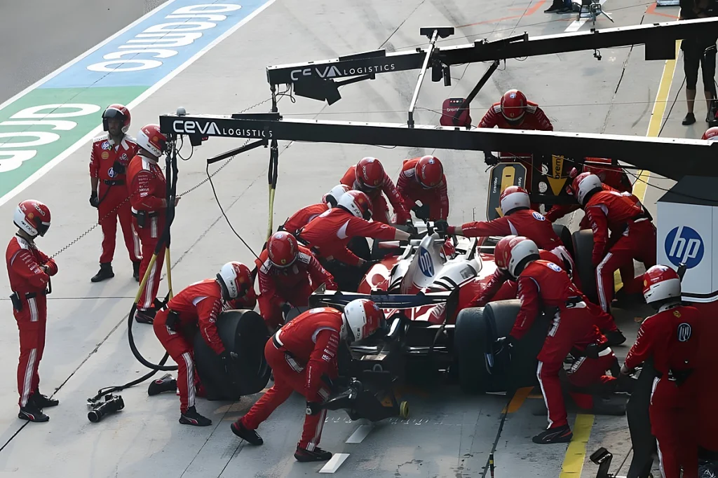 Charles Leclerc desafia Ferrari a aprender com Red Bull na estratégia em F1