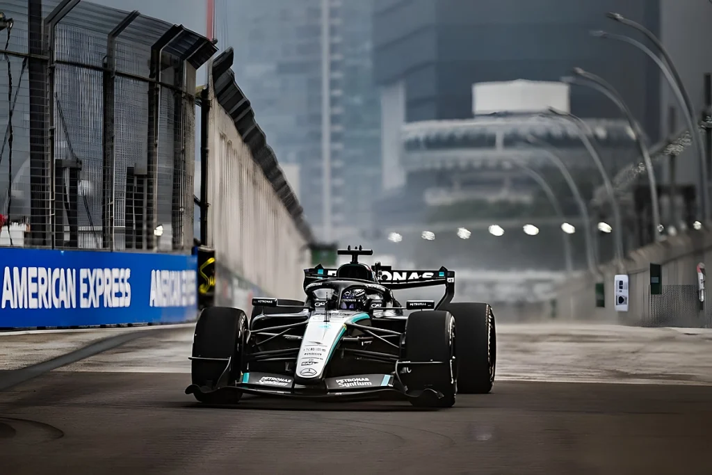 George Russell dita o ritmo em Singapura com a Mercedes à frente da Ferrari e da McLaren nos primeiros treinos livres