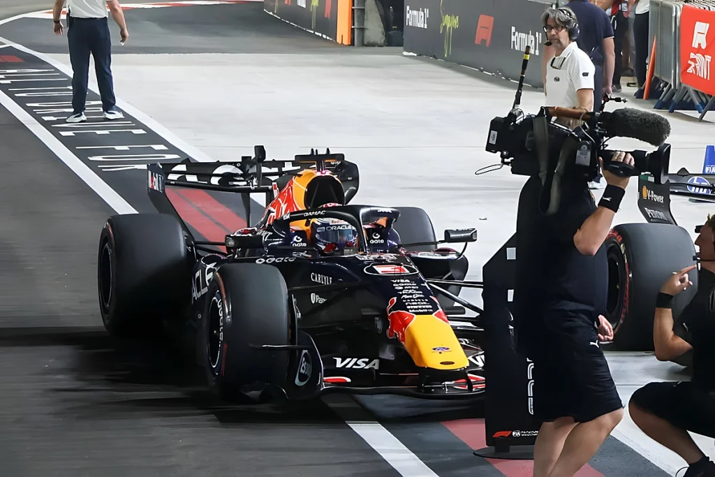FIA investiga Max Verstappen por ultrapassagem a Lewis Hamilton em bandeira amarela