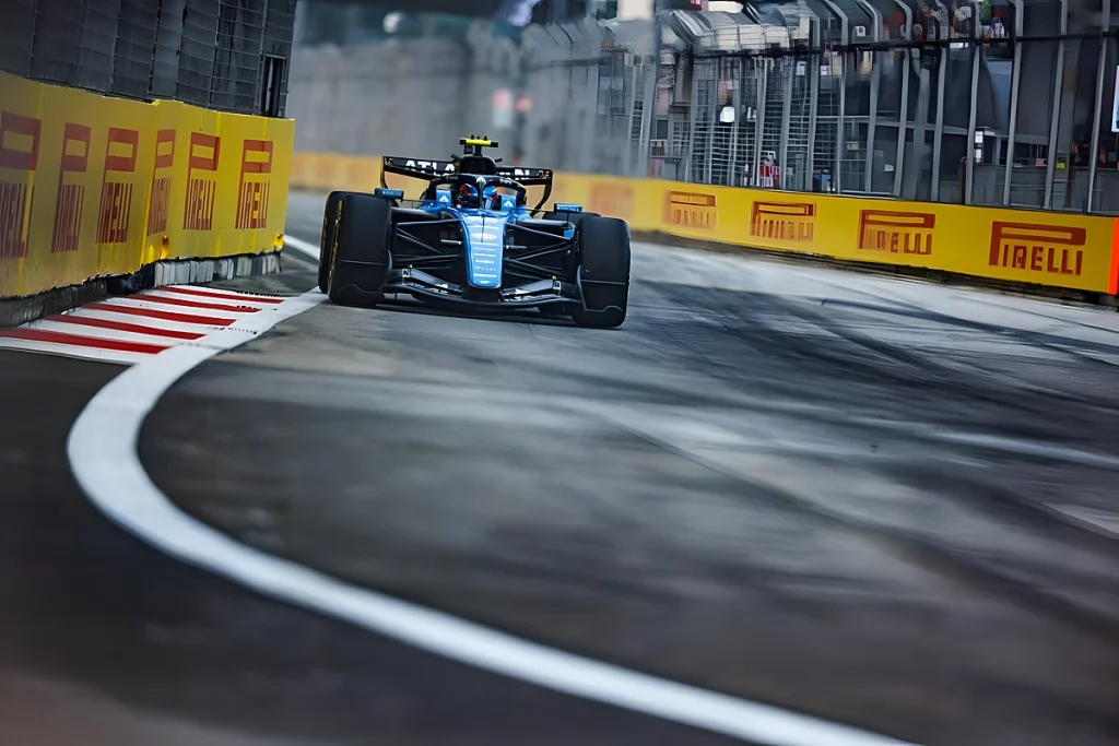 Carlos Sainz parte da box no sprint de singapura após alteração tardia