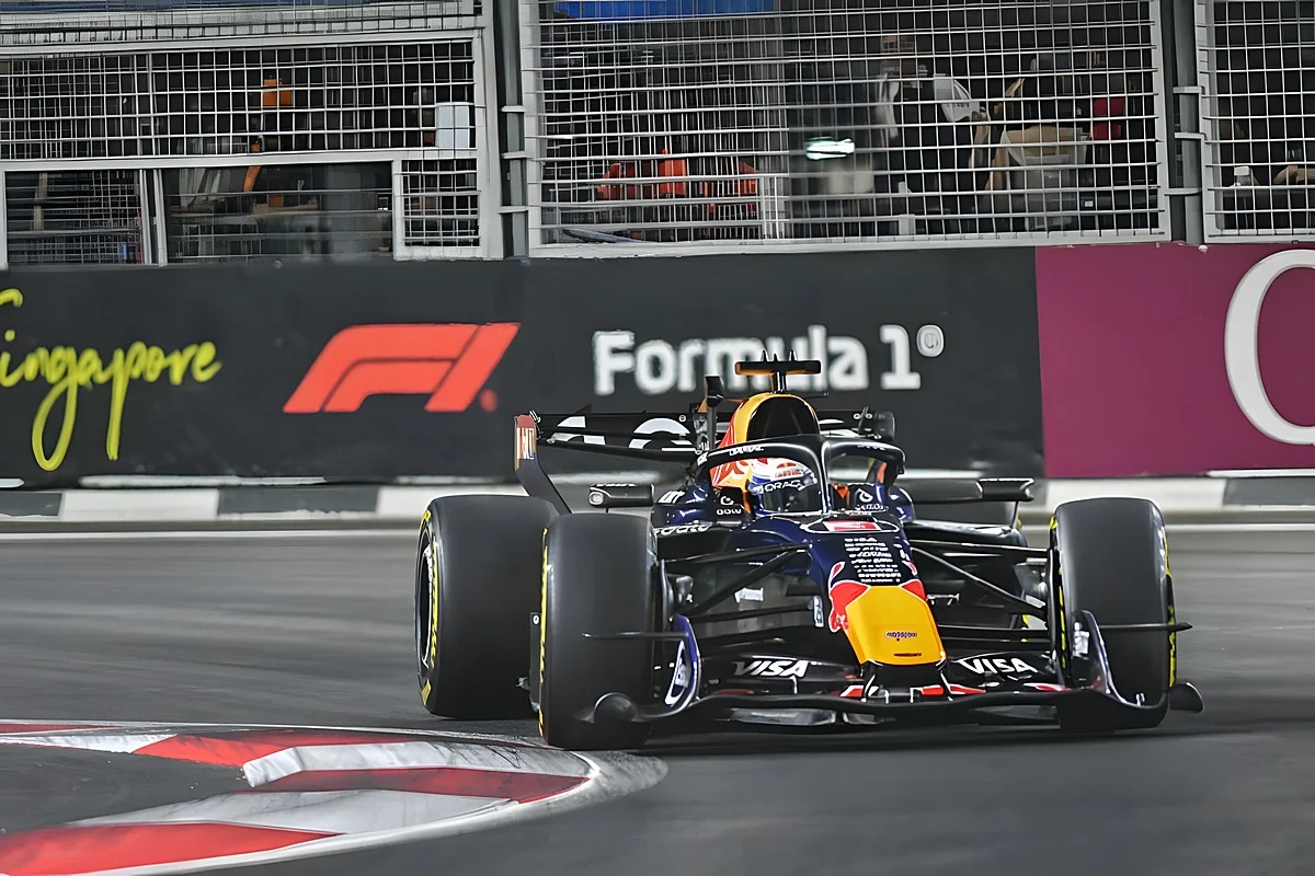 Verstappen vence Sprint de Singapura, pilotos da McLaren colidem e Antonelli aproveita