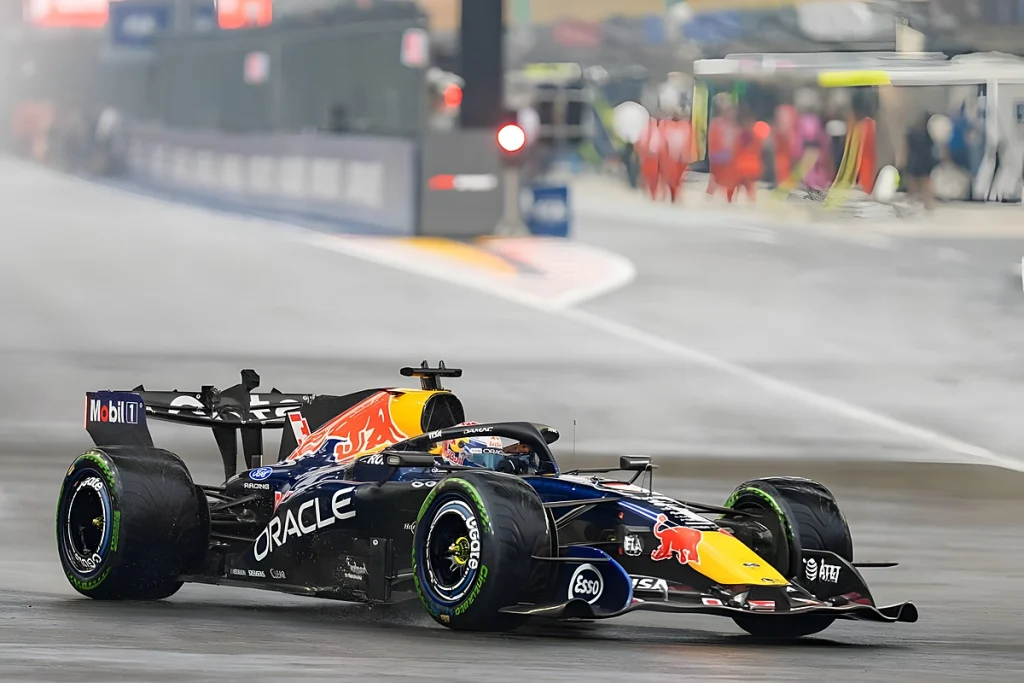 Verstappen conquista pole em Singapura por 54 milésimos sob pressão de Leclerc e Hamilton