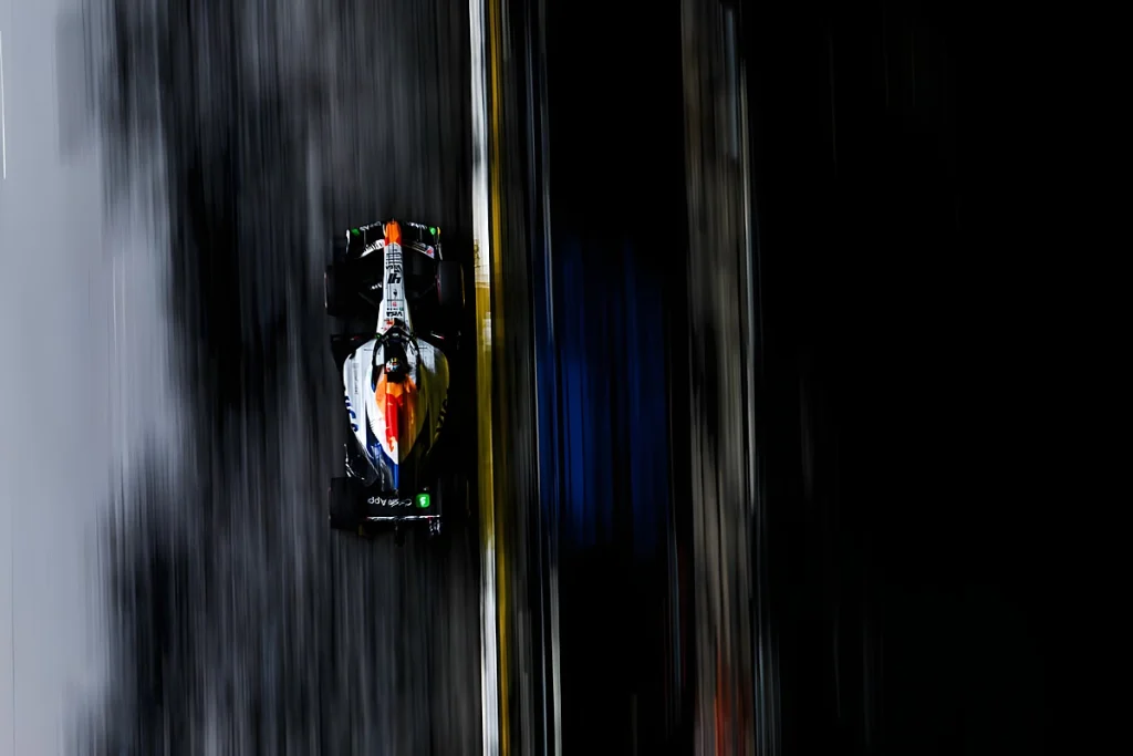 Piloto de F1 investigado por conduzir no sentido errado em singapura