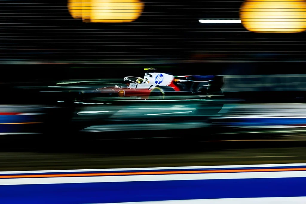 Lewis Hamilton ignora paragem na box sob safety car em singapura