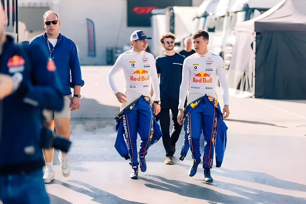 Max Verstappen compete com Chris Lulham e Ben Barnicoat em portimão