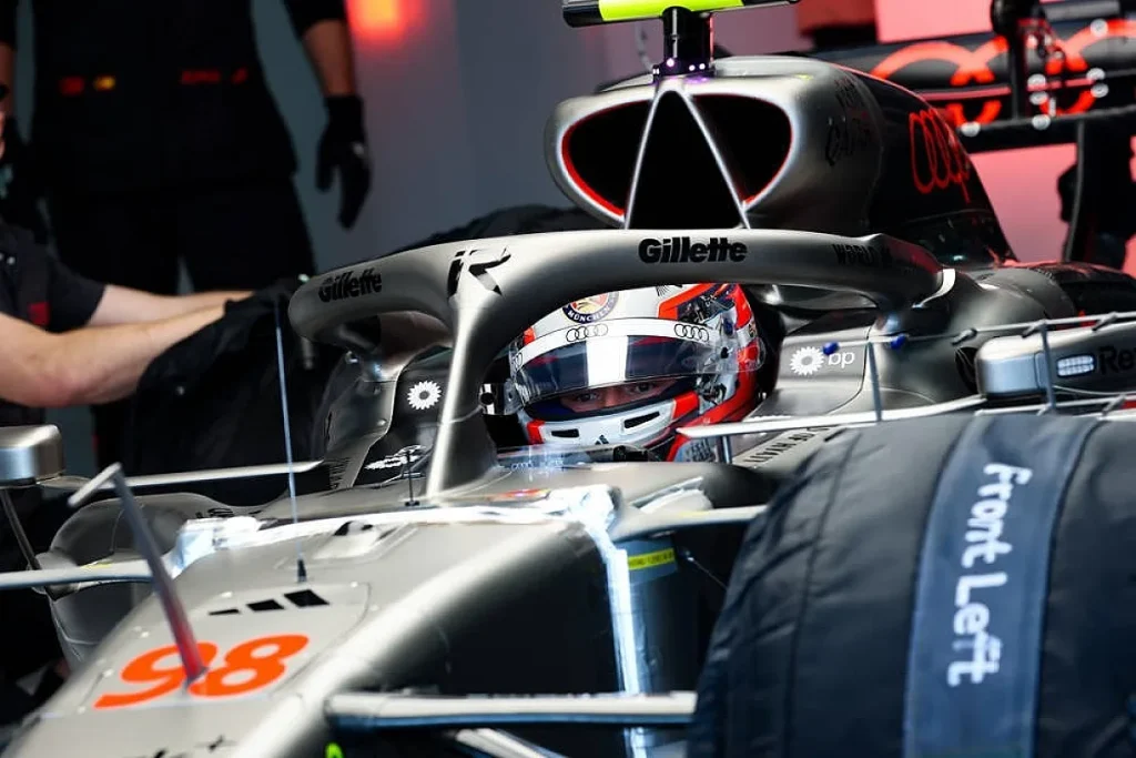 Freddie Slater estreia-se na F1 com erro de boxes da Audi