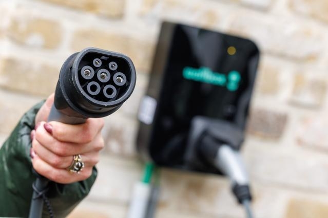 Imagem apenas representativa. Um automóvel eléctrico num ponto de carregamento doméstico em Tervuren, na Bélgica, em Janeiro de 2023; modelo não identificado pela fonte. © União Europeia, 2023, CC BY 4.0
