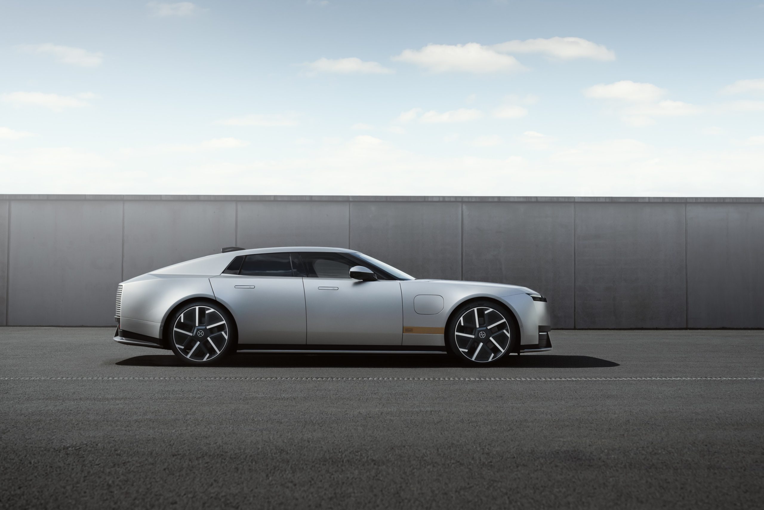 Jaguar Type 01, vista lateral numa fotografia oficial da marca.