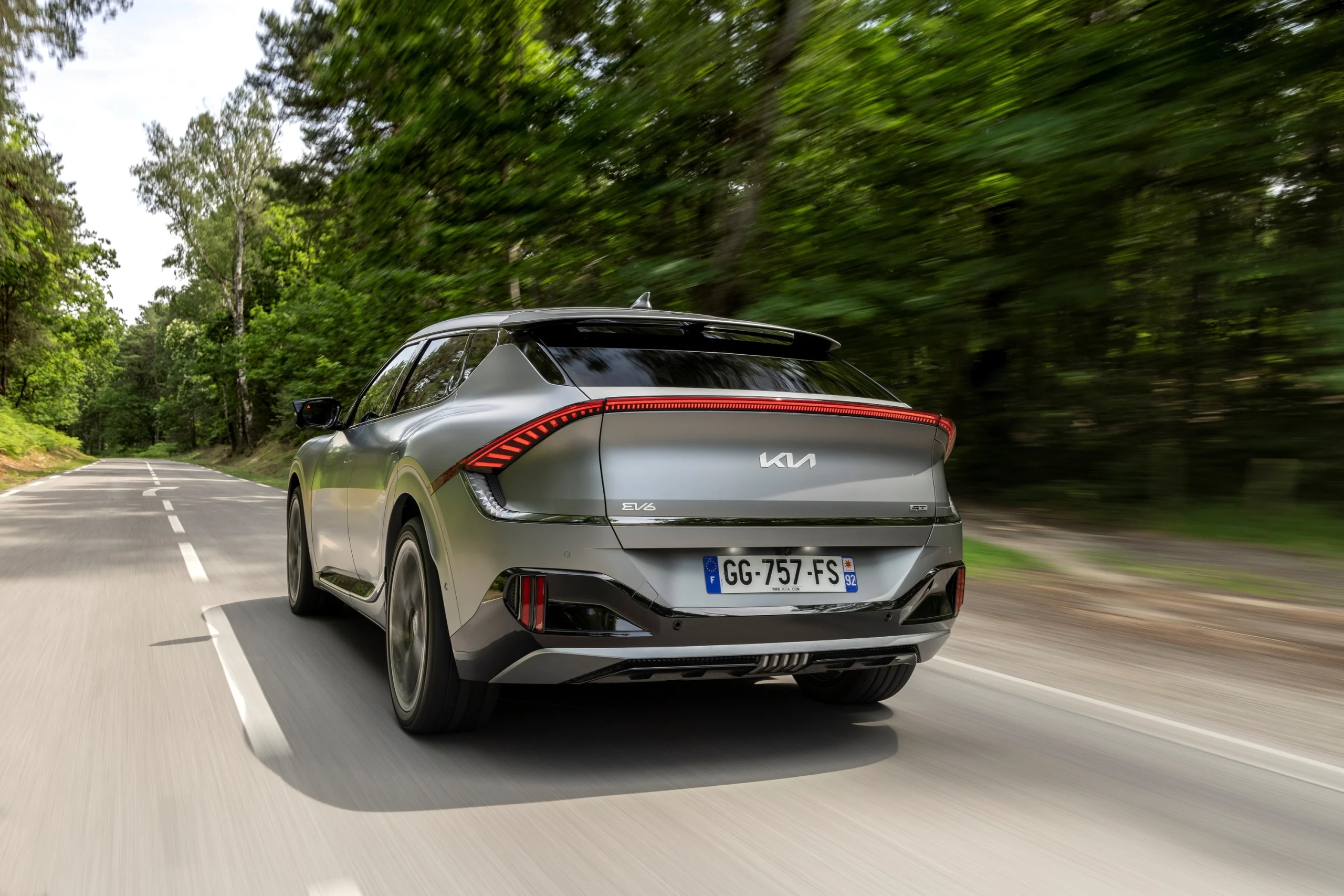 Não é o modelo dedicado em discussão; mostra o Kia EV6 GT, numa fotografia da galeria oficial da Kia.