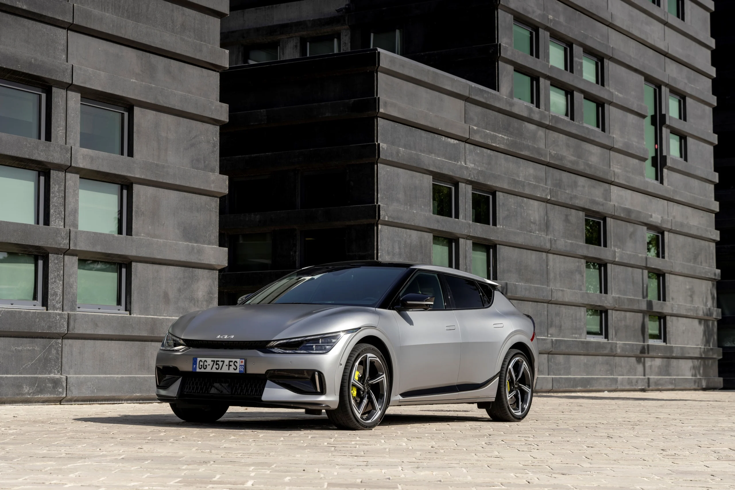 Não é o modelo dedicado em discussão; mostra o Kia EV6 GT, numa fotografia da galeria oficial da Kia.