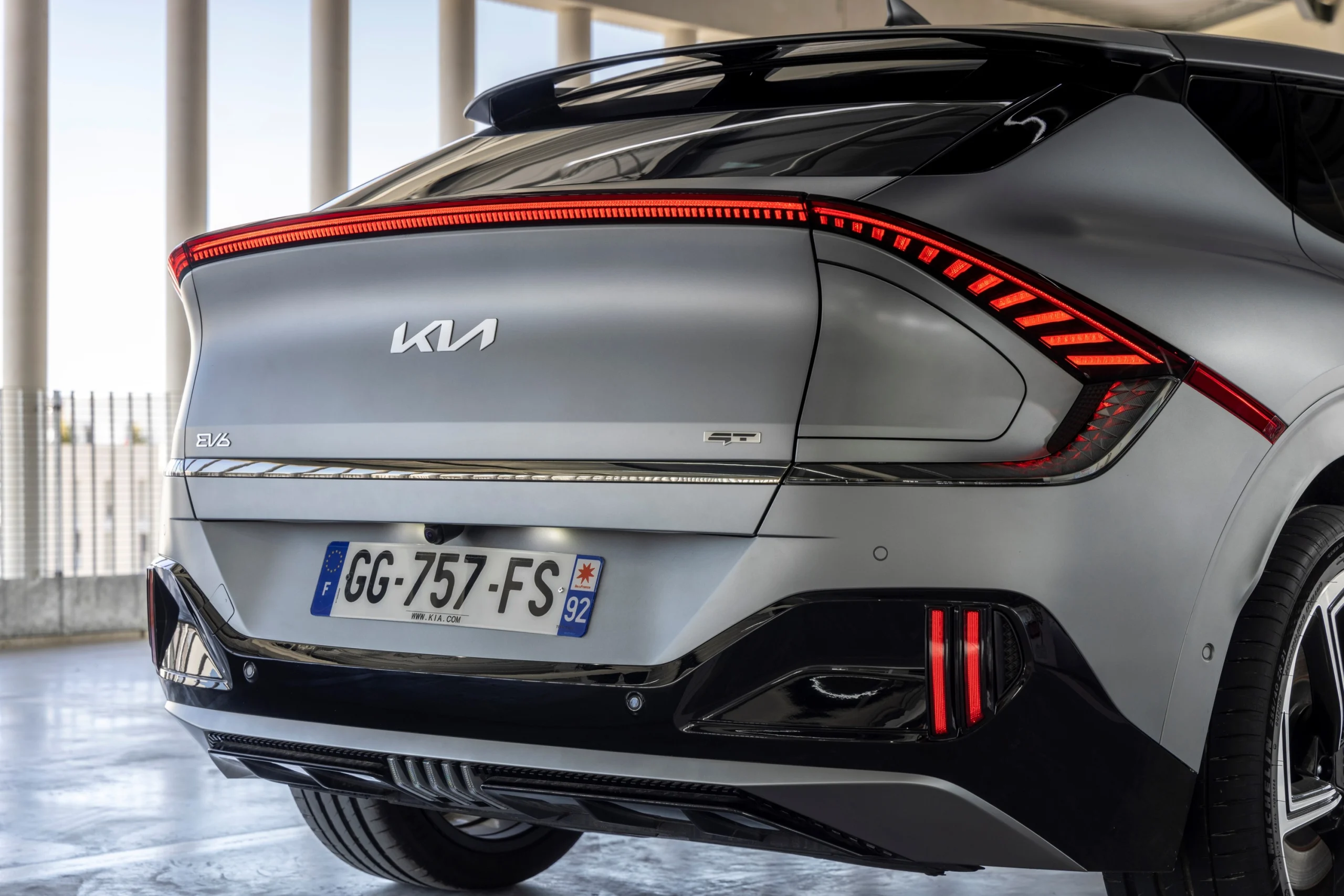 Não é o modelo dedicado em discussão; mostra o Kia EV6 GT, numa fotografia da galeria oficial da Kia.