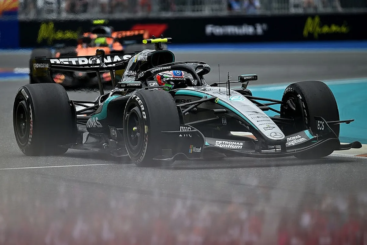 Andrea Kimi Antonelli ao volante do Mercedes W17 no Grande Prémio de Miami de 2026. Não é uma imagem de Kimi com o pai nem de um GT3.
