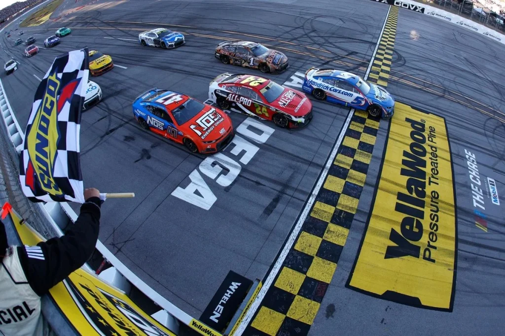 Kyle larson vence corrida louca na NASCAR em talladega após recuperar do 11º lugar – VIDEO