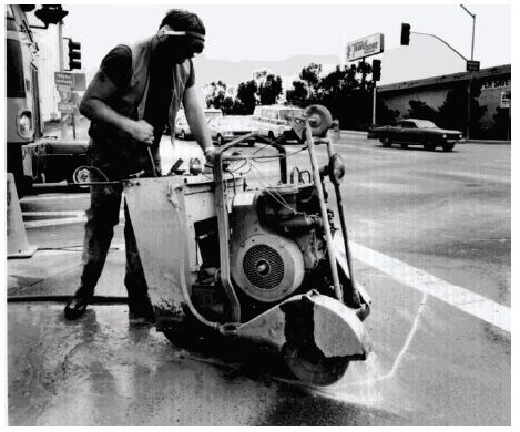 Fotografia da FHWA mostra o corte do pavimento para instalar um laço indutivo.