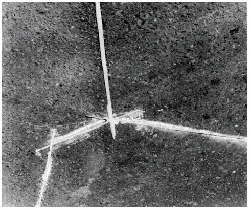 Fotografia da FHWA mostra um laço indutivo concluído no pavimento.