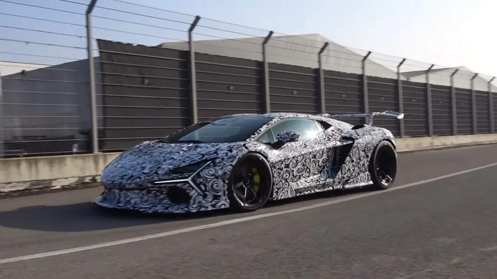 Lamborghini Revuelto surge com asa maior e SVJ por confirmar