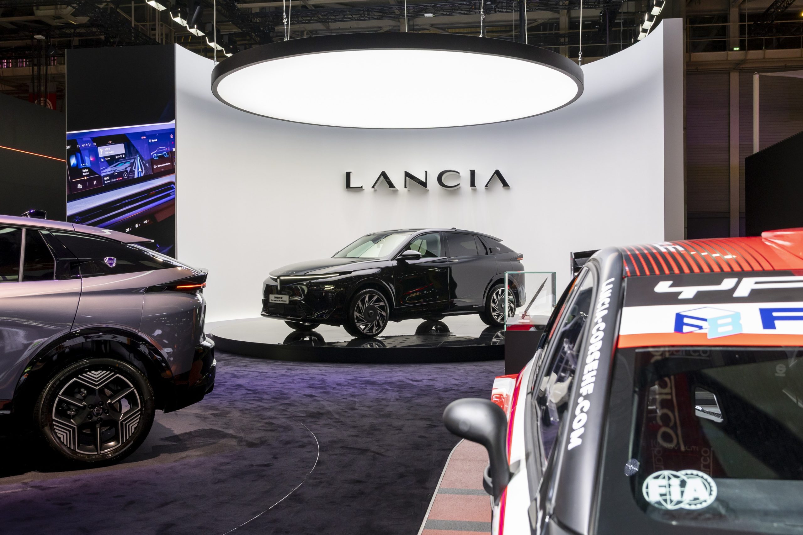 O Lancia Gamma HF Integrale no Salão Automóvel de Paris, segundo a legenda oficial da Lancia.