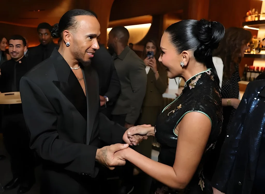 Lewis Hamilton sorri longe da pressão da Ferrari com kim kardashian