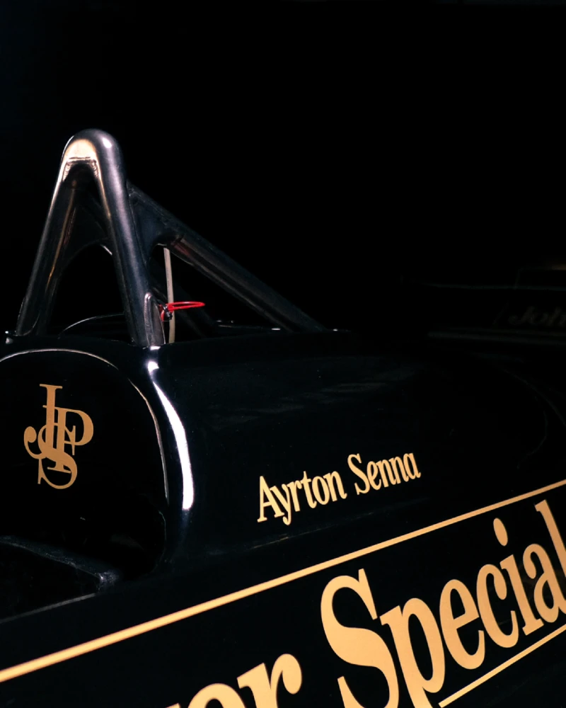 Lotus Type 97T na galeria oficial da marca. A correspondência com o chassis 97T/2 exposto no Caramulo não está confirmada.
