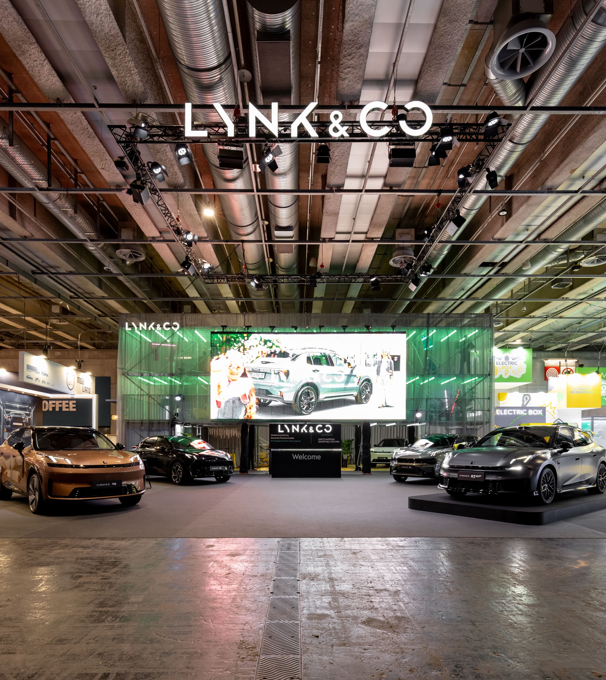 O Lynk & Co 07 GT na exposição de Paris; não mostra a Volvo Cars nem a rede de distribuição.