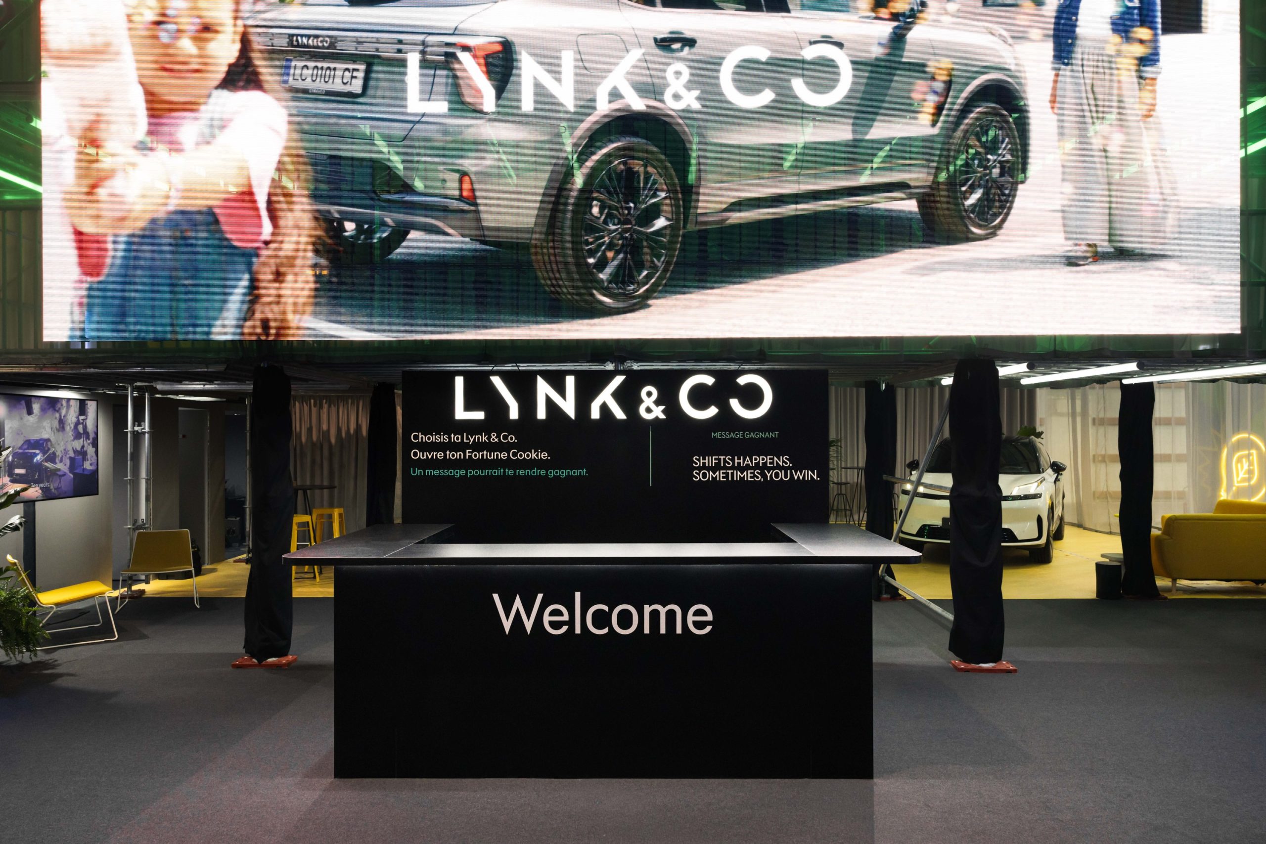 O Lynk & Co 07 GT na exposição de Paris; não mostra condições de venda em Portugal.