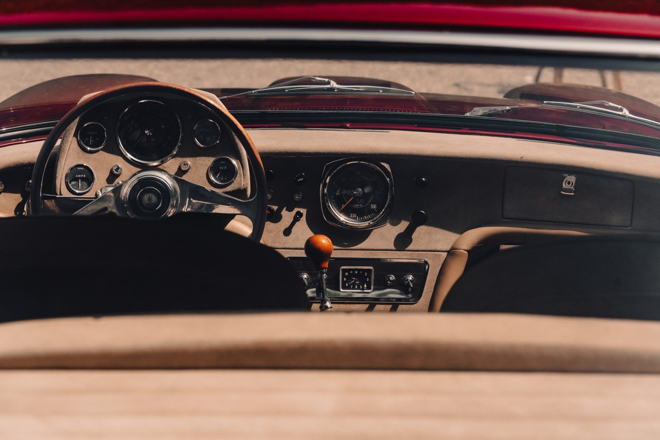 O interior do Maserati 5000 GT Frua, chassis 103064, numa fotografia oficial da Maserati