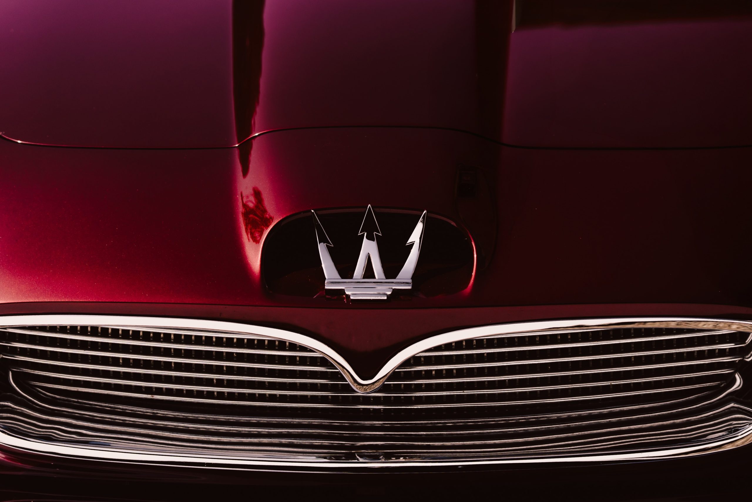 O Tridente na grelha do Maserati 5000 GT Frua, chassis 103064, numa fotografia oficial da Maserati