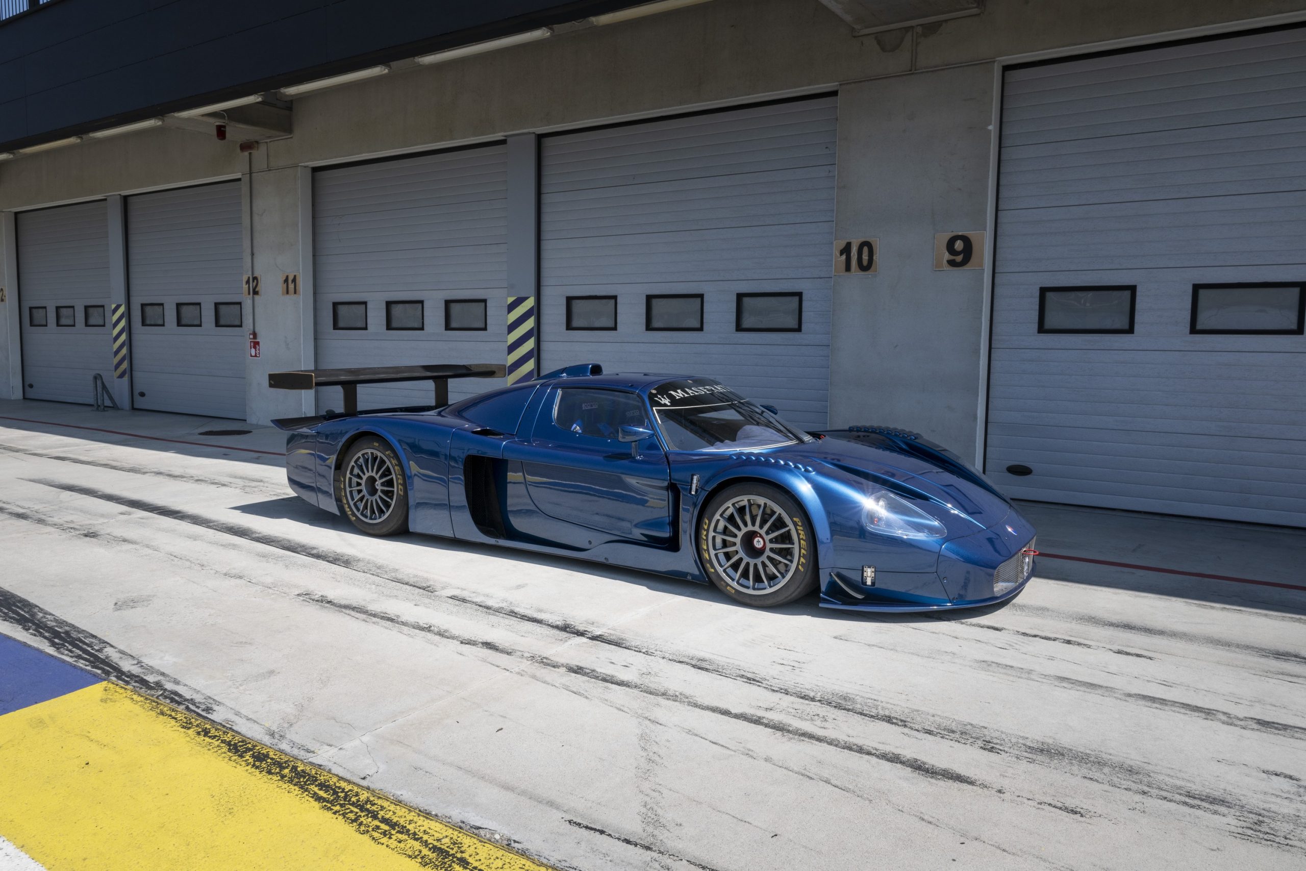 Não é o GT2 Stradale da notícia. Mostra o Maserati MC12, numa fotografia oficial da Maserati de 2025, junta ao comunicado