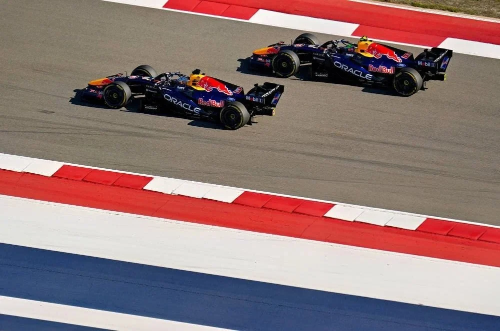 Max Verstappen ignora comentários de Hadjar sobre vantagem na Ferrari