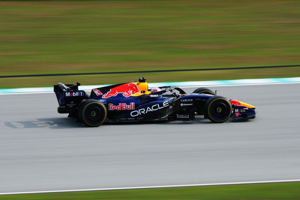 Max Verstappen em pista com o Red Bull RB22 em Sepang, no primeiro dia do Grande Prémio do Bahrain de 2026. Fotografia de arquivo da Oracle Red Bull Racing, não é do podcast.