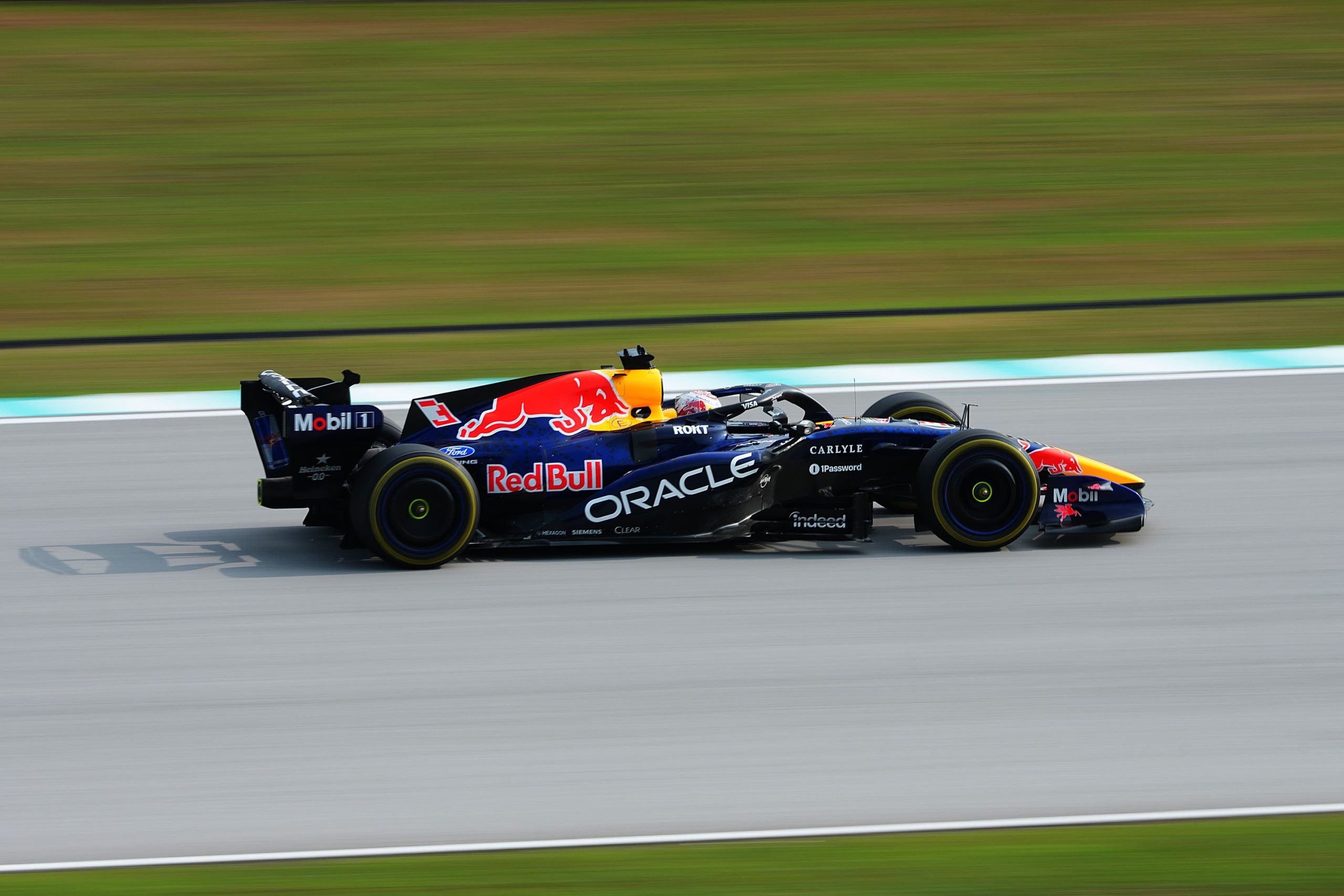 Max Verstappen em pista com o Red Bull RB22 em Sepang, no primeiro dia do Grande Prémio do Bahrain de 2026. Fotografia de arquivo da Oracle Red Bull Racing, não é do podcast.