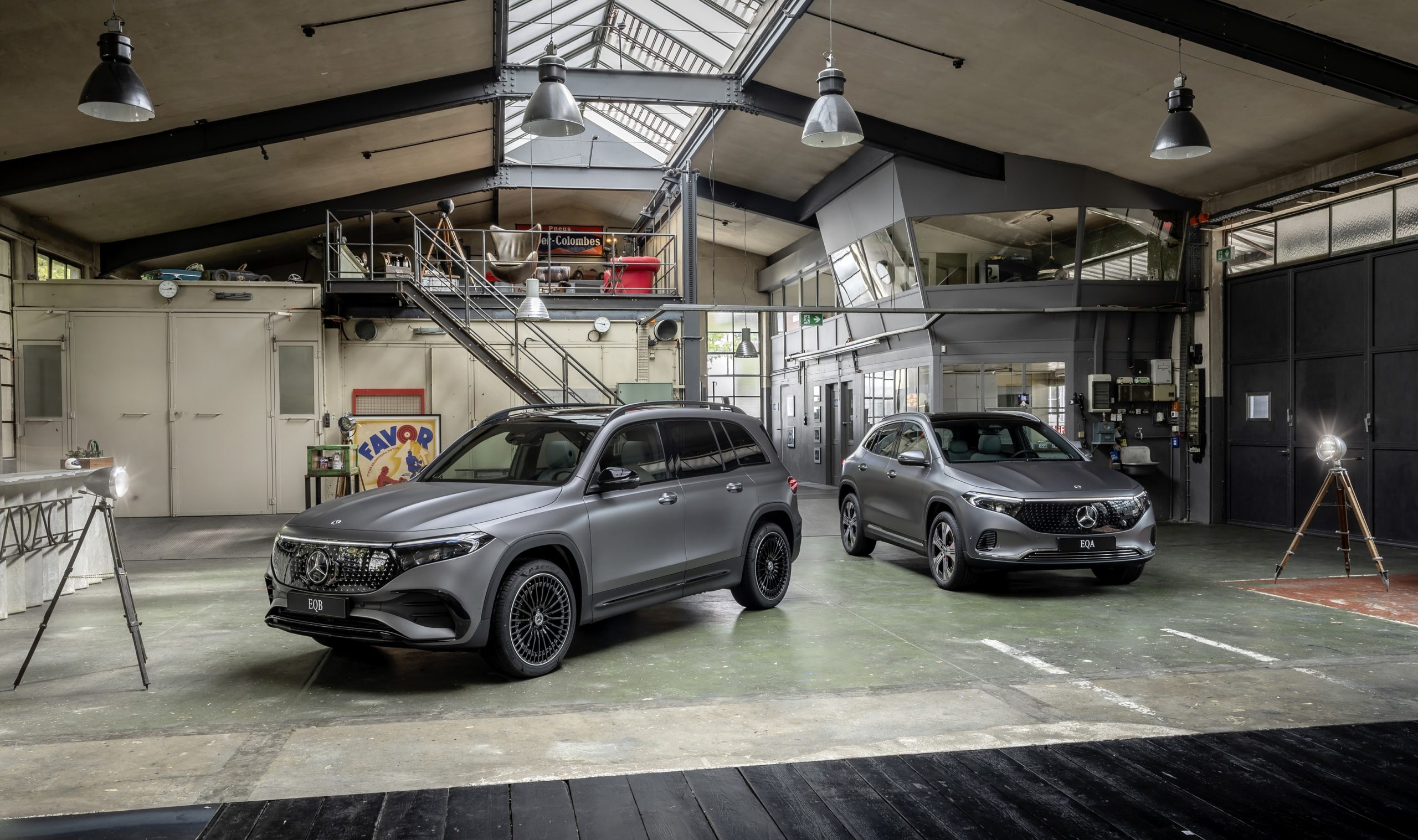 Mercedes-Benz EQA 250+ e EQB na mesma fotografia oficial de 2023. O EQB mostrado é o 350 4MATIC, não o EQB 250+ de que fala a notícia.