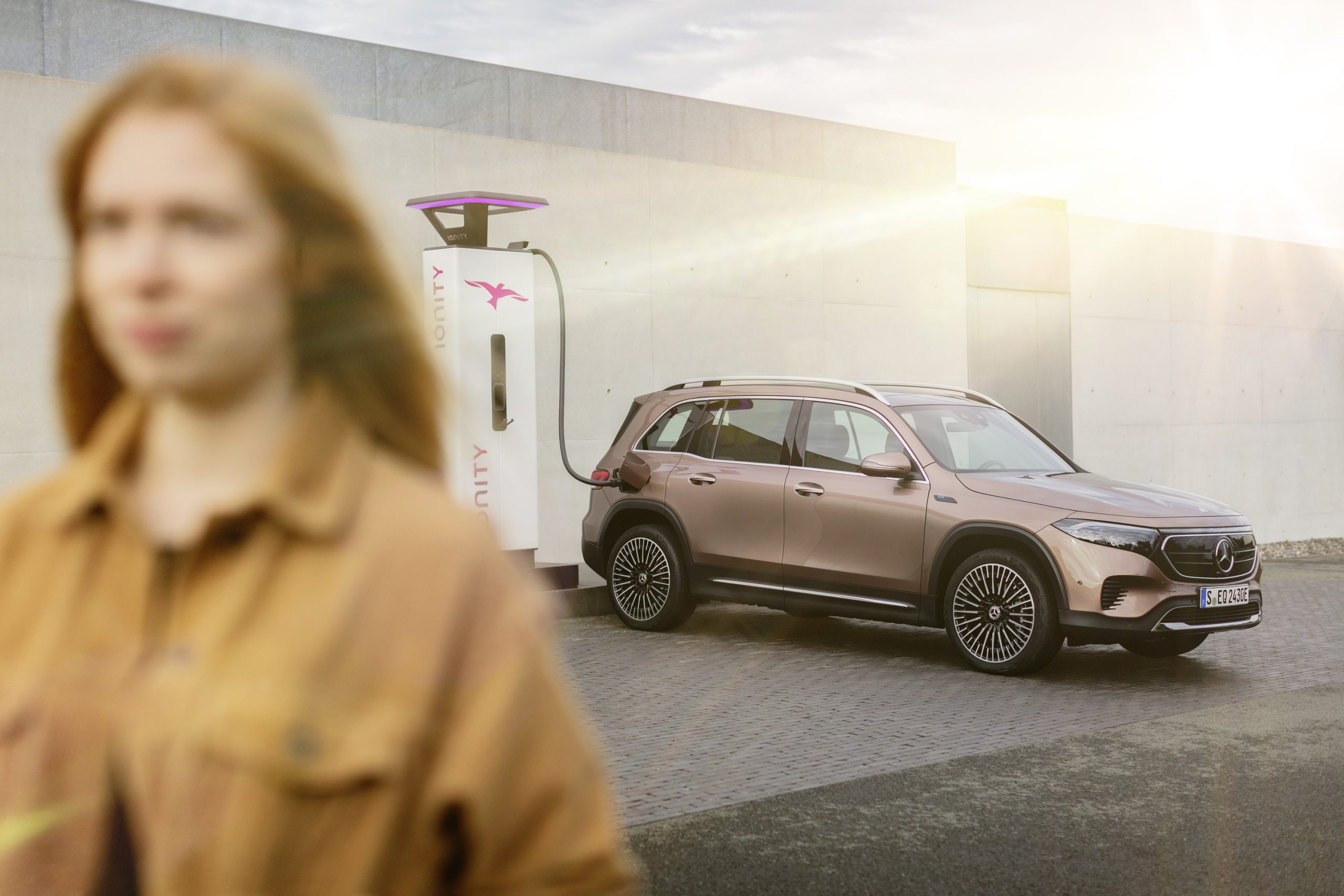 Não é o EQB 250+. Mostra um Mercedes-Benz EQB 350 4MATIC Electric Art Line de 2021 a carregar num posto Ionity, numa fotografia oficial de arquivo.