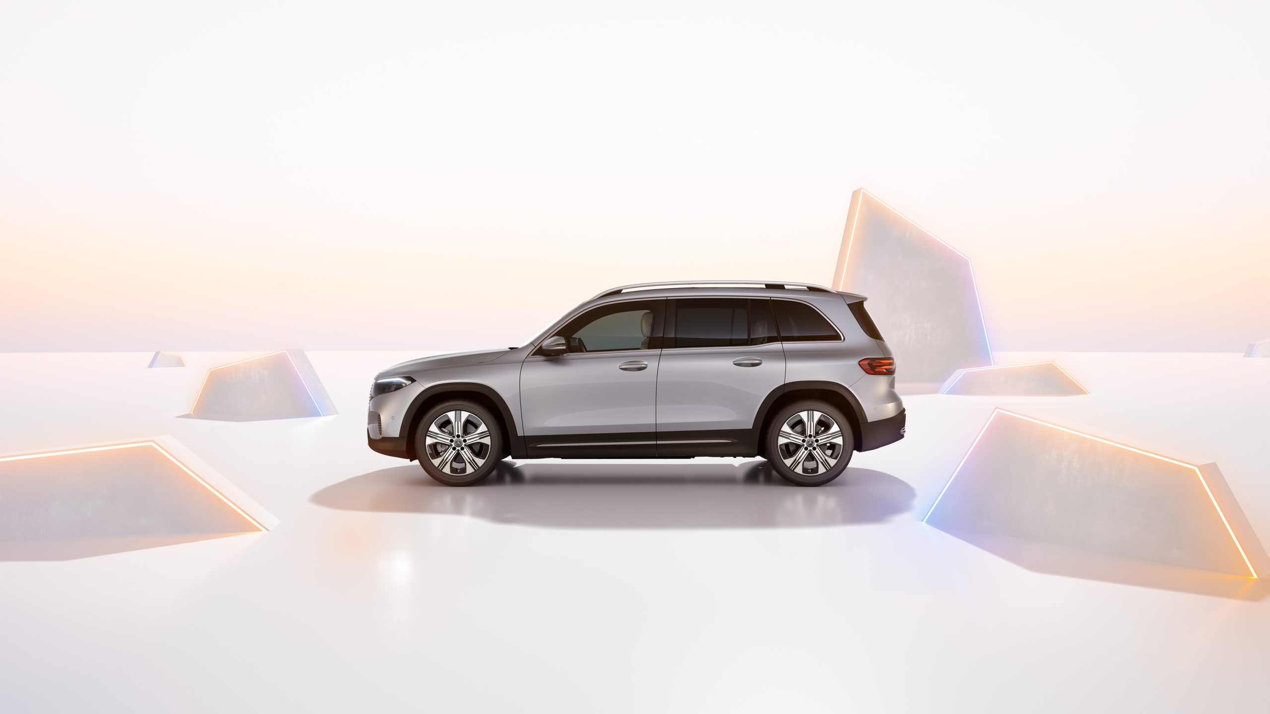 Mercedes-Benz EQB em prateado High-tech, numa fotografia oficial de 2023. A versão não é identificada pela fonte.
