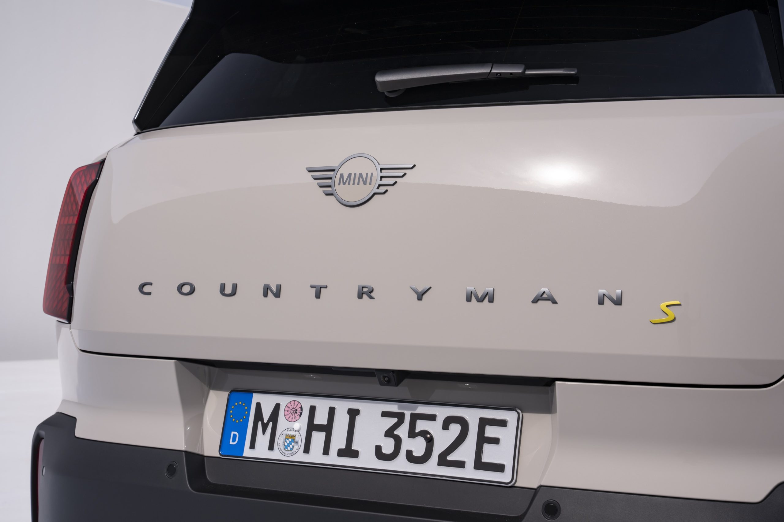 O Mini Countryman SE ALL4 Untamed Edition, a versão elétrica, na cor Hideaway Grey, em fotografia oficial da MINI. Ângulo não descrito pela fonte.