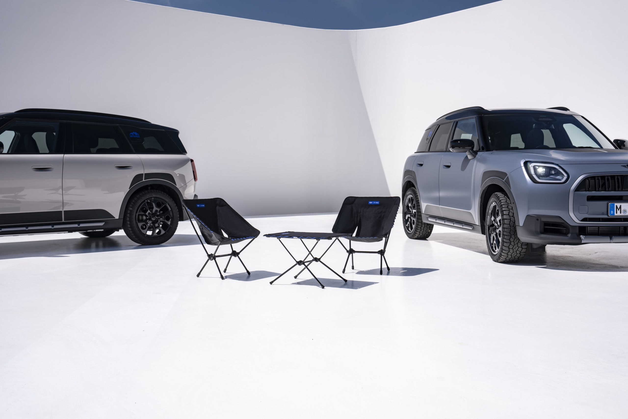 Mini Countryman Untamed Edition x Helinox, fotografia oficial da coleção de campismo feita com a HELINOX. A fonte não diz se a tenda de tejadilho aparece.