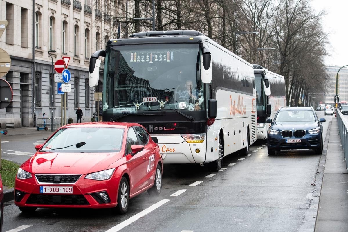 Automóveis e autocarros nas ruas de Bruxelas, em Março de 2023, numa fotografia de arquivo da Comissão Europeia. Imagem apenas representativa, modelos não identificados pela fonte. © União Europeia, 2023, CC BY 4.0