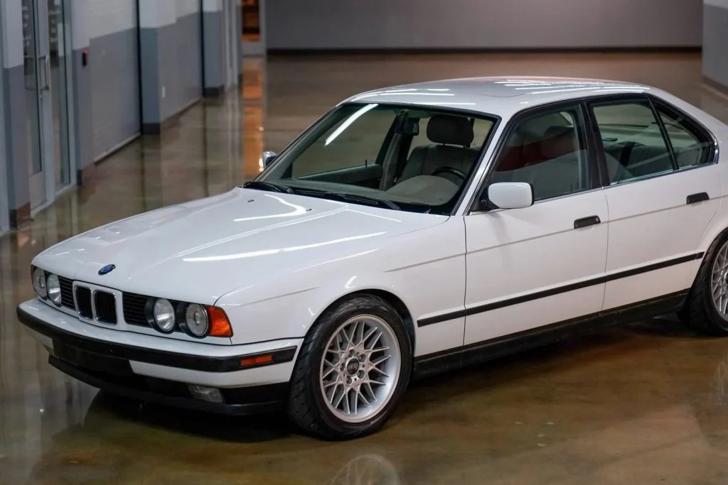 Nas curvas, o BMW 525i leva a melhor sobre o Rover 827