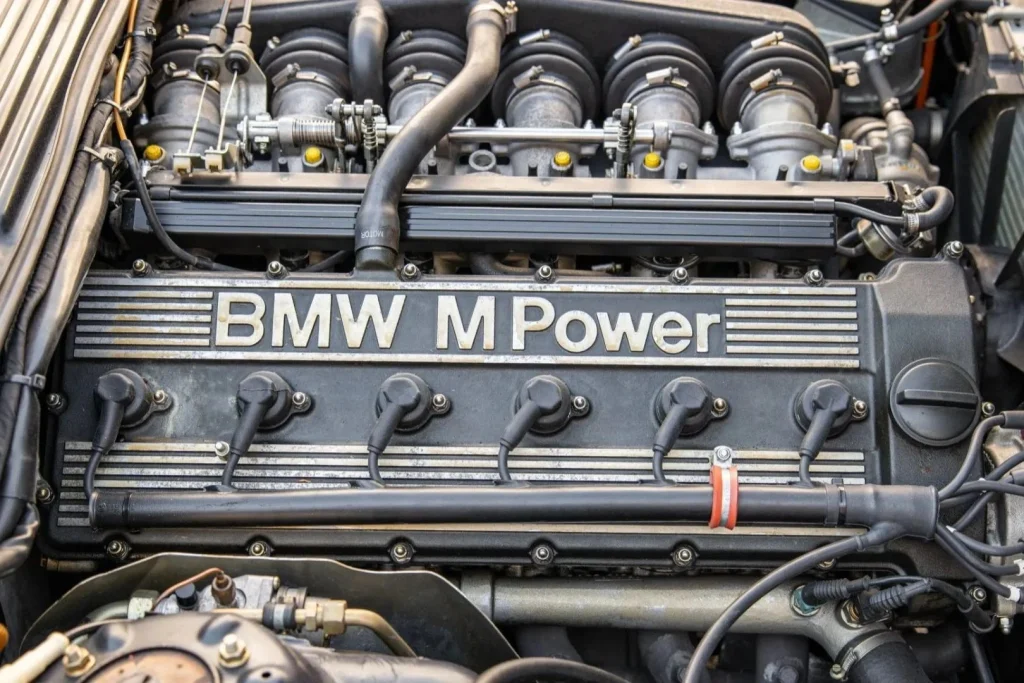 O BMW 745i SA usou este motor por causa do volante à direita