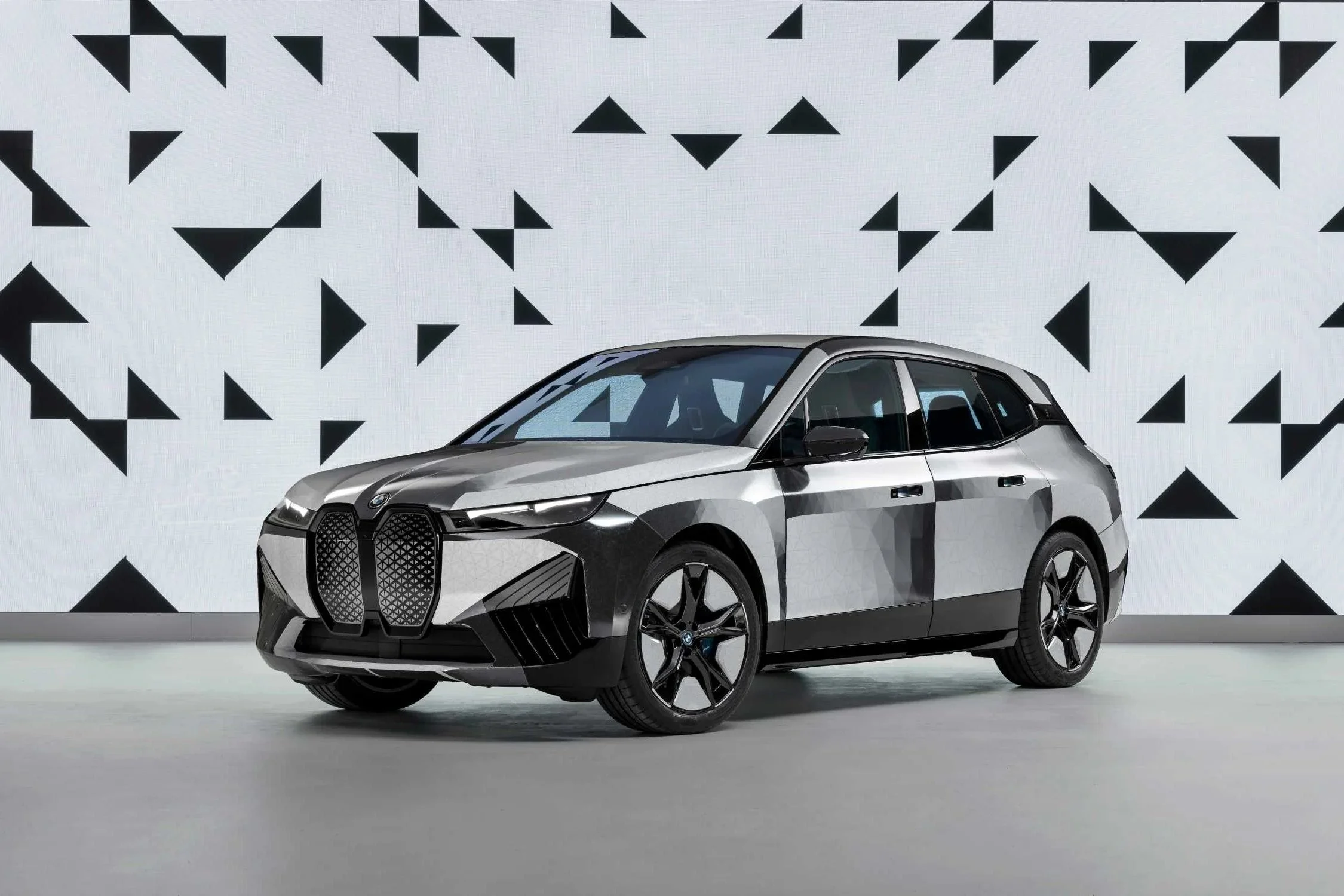 O BMW iX Flow muda de cor sem gastar energia para a manter