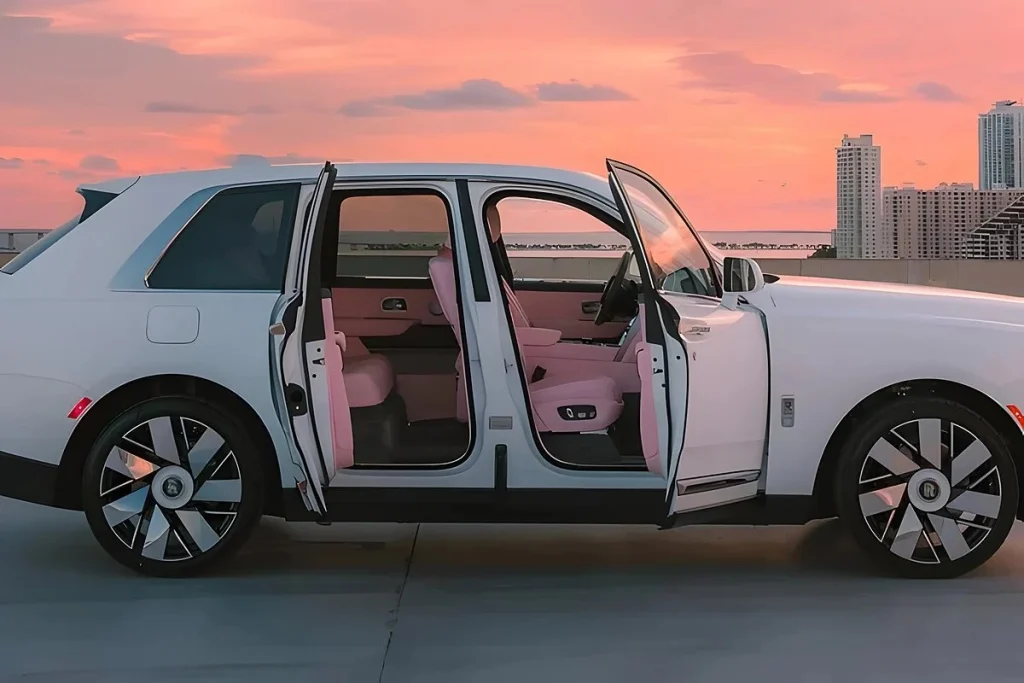 O Rolls-Royce Cullinan reserva o rosa mais forte para o interior